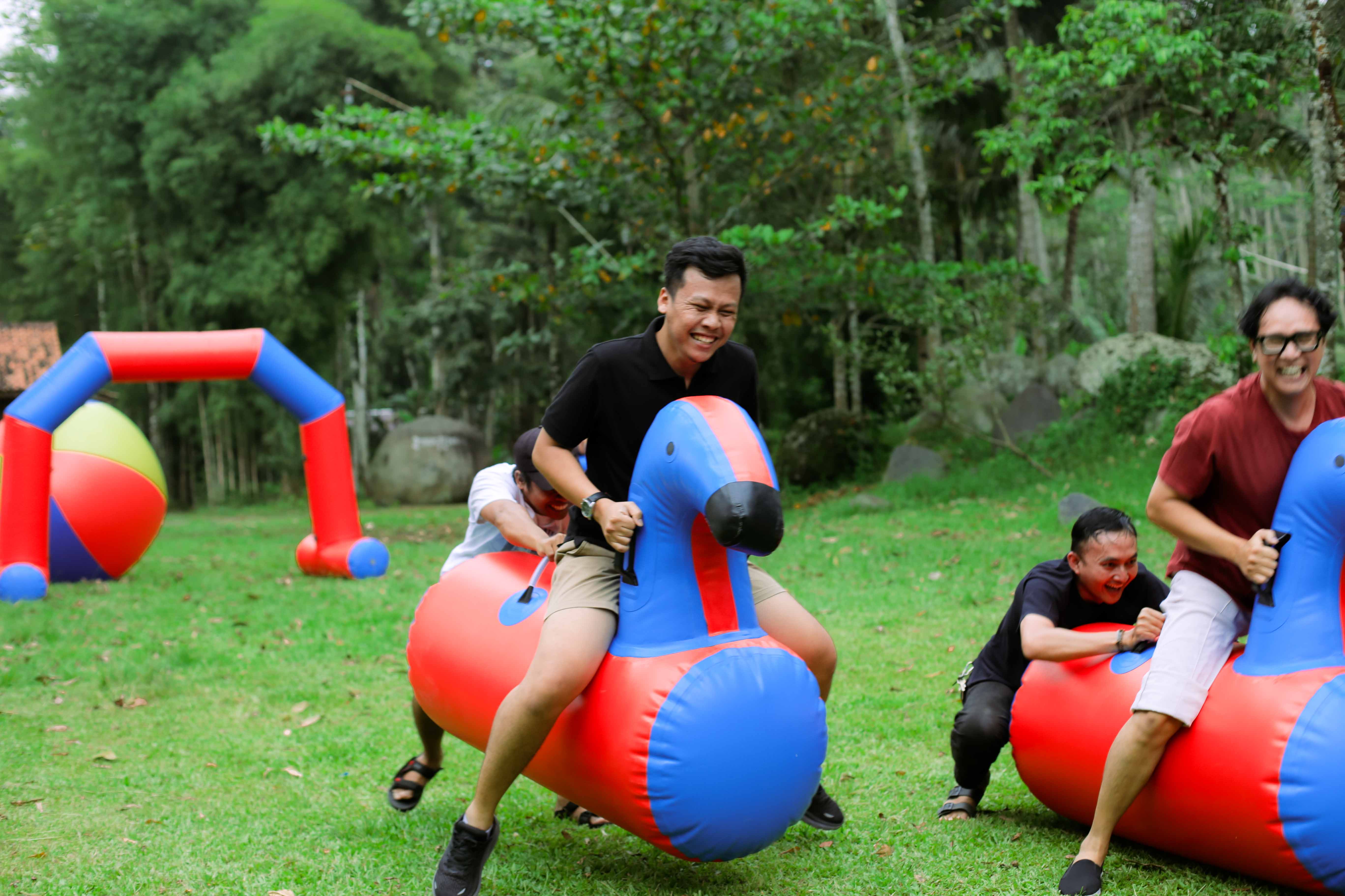 The Kharma Villas Yogyakarta Hadirkan Outbound Package Revolusioner Berbasis Inflatable Game di Area Hijau Outdoor ‘’Wana Asri’’